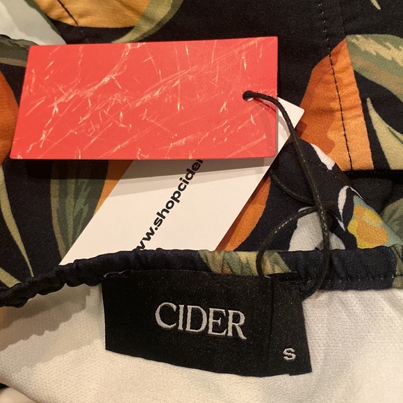 Cider styling cropped tank top. Side zipper, tie straps. Size Small - Picture 8 of 8